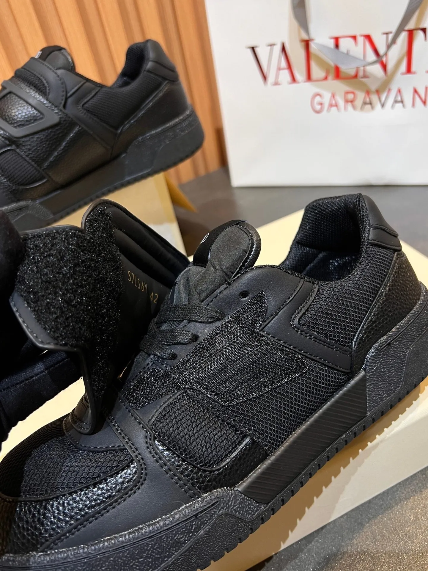 Men's men's shoes 💰760 VLTN Valentin 𝑶𝒏𝒆𝑺𝒕𝒖𝒅 Couple's sneaker series Valentino 2025 new couple's sneakers are on sale. The original ZP purchased and disassembled. Repeated pattern making and modification. The strength must be restored one to one! Top luxury masterpiece Velcro design Soft and comfortable imported calfskin 🧧brings excellent and elegant texture and excellent on-foot comfort Top purchasing version upper: imported calfskin surface/original oil edge craftsmanship Inner: water-dyed cowhide lining Outsole: original development 𝐓𝐏𝐔 two-color combination outsole Packaging: original configuration complete package Code number: 35-46 (45 46 customized)